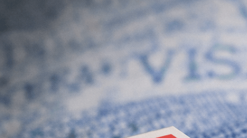 Ilustración de visa estadounidense con señal de advertencia y viajeros, sobre restricciones de la visa B1/B2