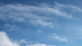 Concepto visual que relaciona medicamentos para bajar de peso con reducción de costos en pasajes aéreos.