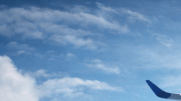 Concepto visual que relaciona medicamentos para bajar de peso con reducción de costos en pasajes aéreos.