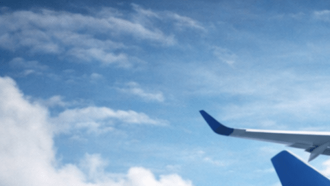 Concepto visual que relaciona medicamentos para bajar de peso con reducción de costos en pasajes aéreos.