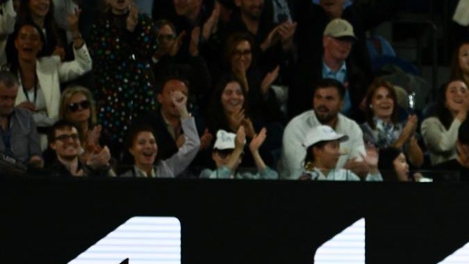 Carlos Alcaraz reacciona luego de una de sus innumerables jugadas brillantes en la final del Abierto de Australia contra Novak Djokovic en Melbourne.