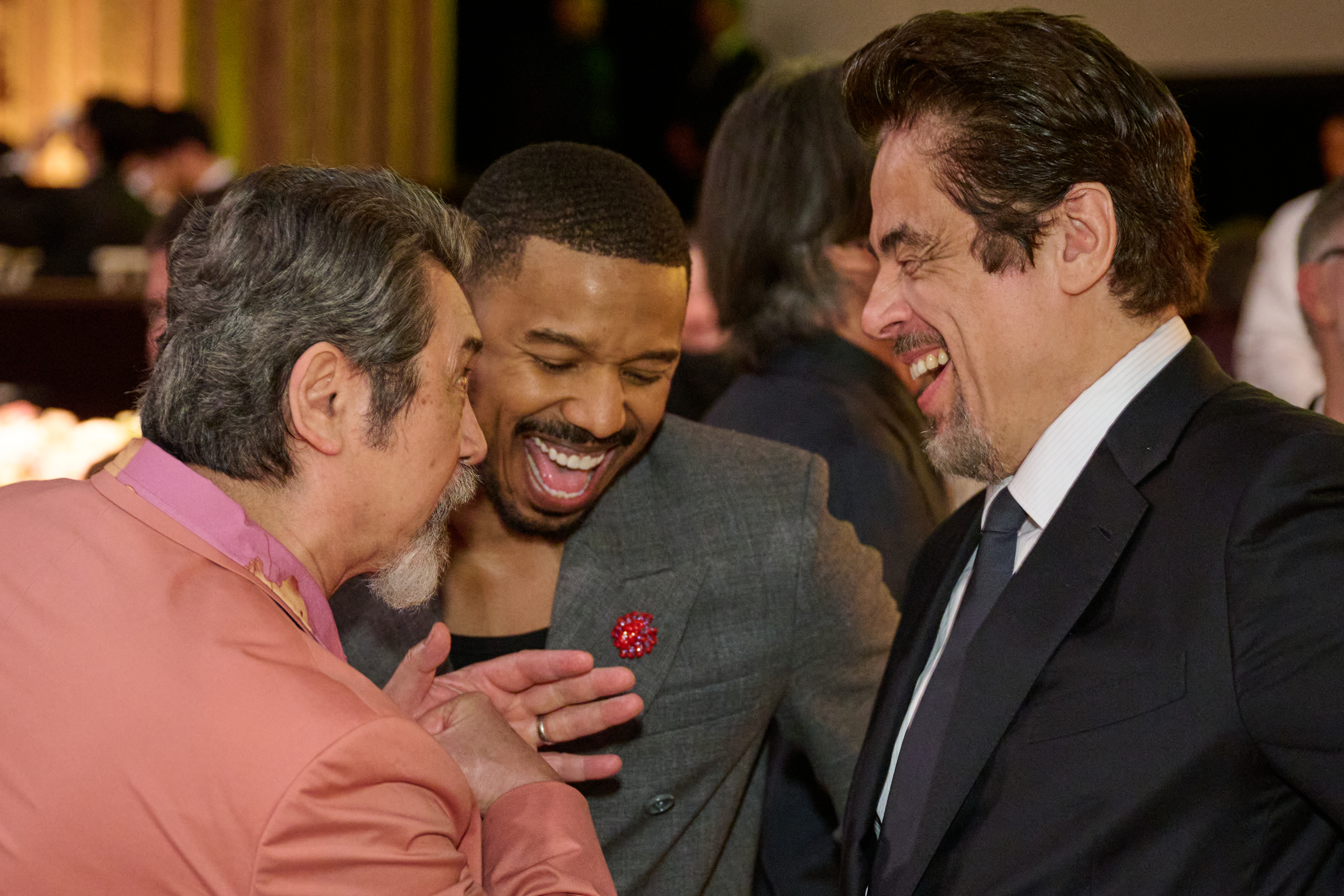 Benicio del Toro y Leonardo DiCaprio posando juntos en el evento