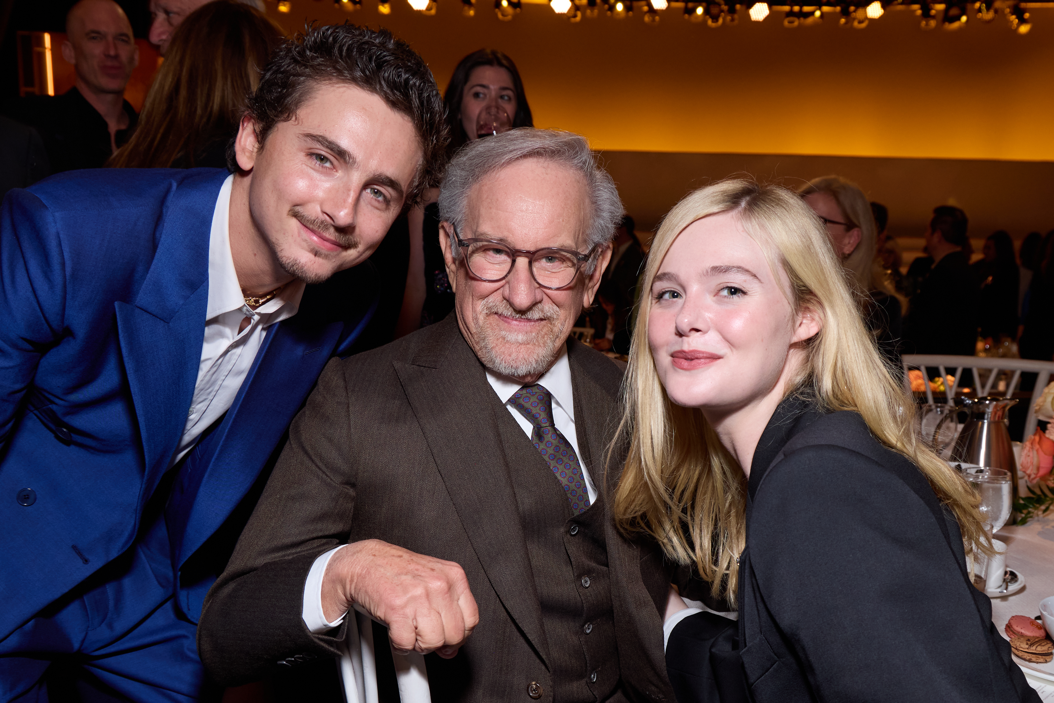Timothée Chalamet, Steven Spielberg y Elle Fanning.