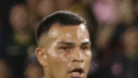 AME3261. GUAYAQUIL (ECUADOR), 07/02/2026.- Luca Sosa (d) de Barcelona disputa el balón con Lionel Messi (c) de Inter Miami este sábado, durante un partido amistoso entre Barcelona e Inter Miami en el estadio Monumental Banco Pichincha en Guayaquil (Ecuador). EFE/ Jonathan Miranda