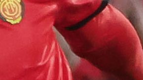 PALMA, 15/02/2026.- El delantero del Mallorca Vedat Muriqi (i) lucha con Álvaro Fidalgo, del Betis, durante el partido de la jornada 24 de LaLiga que RCD Mallorca y Real Betis disputan hoy domingo en el estadio de Son Moix. EFE/CATI CLADERA