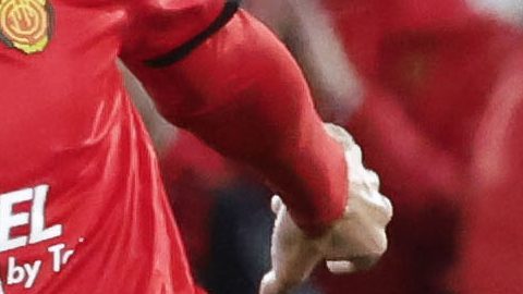 PALMA, 15/02/2026.- El delantero del Mallorca Vedat Muriqi (i) lucha con Álvaro Fidalgo, del Betis, durante el partido de la jornada 24 de LaLiga que RCD Mallorca y Real Betis disputan hoy domingo en el estadio de Son Moix. EFE/CATI CLADERA