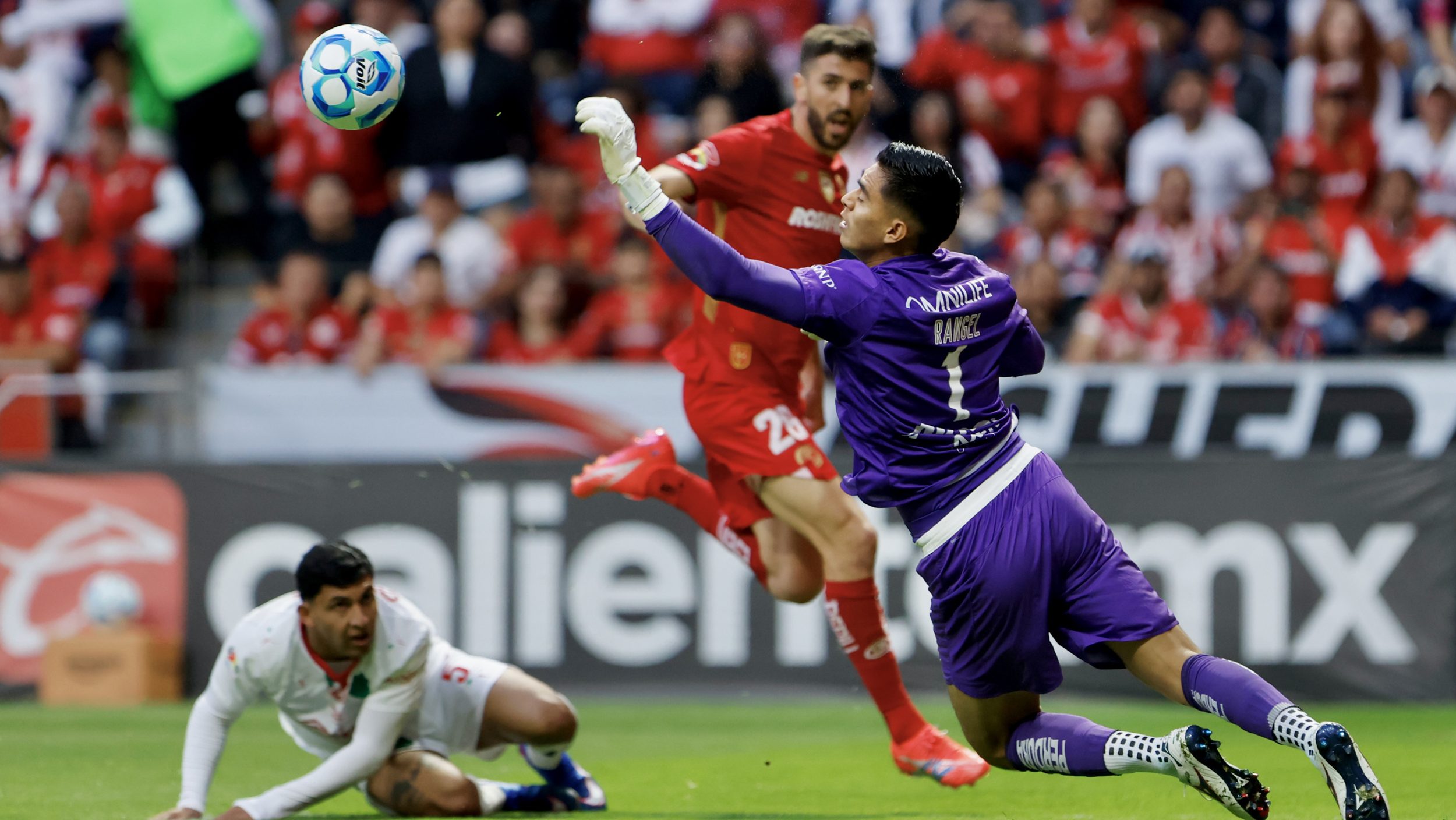 Toluca propina la segunda derrota al hilo a Chivas 2-0 y arrebata el liderato general