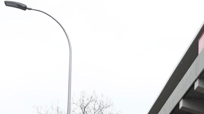 FOTODELDIA MADRID, 07/02/2026.- Aficionados aguardan a las puertas del Estadio de Vallecas de Madrid este sábado. El partido entre el Rayo Vallecano y el Oviedo, correspondiente a la jornada 23 de LaLiga EA Sports, ha sido suspendido debido a que "en el momento actual, el terreno de juego (del estadio de Vallecas) no reúne las garantías necesarias para la celebración del encuentro en condiciones de seguridad", informó LaLiga en un comunicado. EFE/ Kiko Huesca