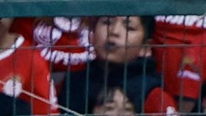 MEX3899. TOLUCA (MÉXICO), 07/02/2026.- Andres Pereira (2i) del Toluca disputa un balón con Willer Dita (c) y Andrés Gudiño (i) de Cruz Azul este sábado, en un partido por la jornada 5 del Torneo Clausura 2026 de la Liga MX, en el estadio Nemesio Diez en Toluca (México). EFE/Felipe Gutiérrez