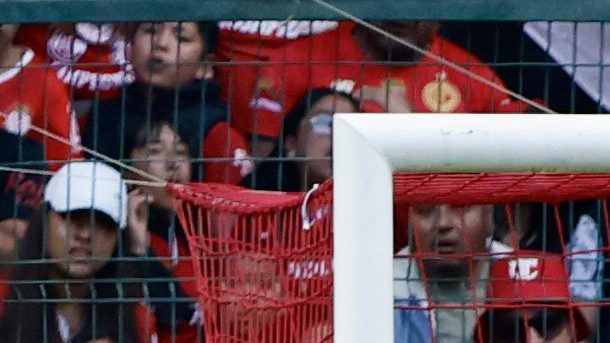 MEX3899. TOLUCA (MÉXICO), 07/02/2026.- Andres Pereira (2i) del Toluca disputa un balón con Willer Dita (c) y Andrés Gudiño (i) de Cruz Azul este sábado, en un partido por la jornada 5 del Torneo Clausura 2026 de la Liga MX, en el estadio Nemesio Diez en Toluca (México). EFE/Felipe Gutiérrez