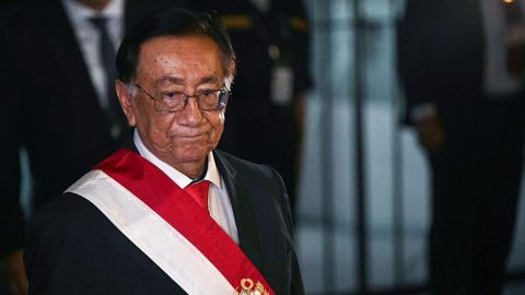 Quién es José María Balcázar, el nuevo presidente de Perú que asume el reto de "garantizar una transición electoral pacífica"