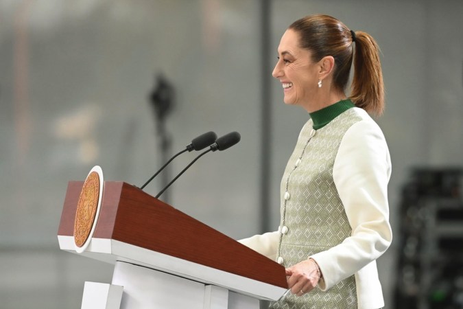 Entre risas, Sheinbaum dice que no cree que la secretaría de la Defensa de México esté investigando sobre la vida extraterrestre