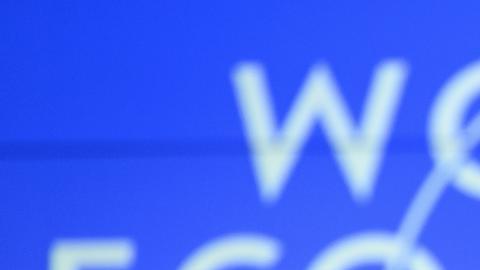 Presidente del Foro Económico Mundial renuncia por Epstein