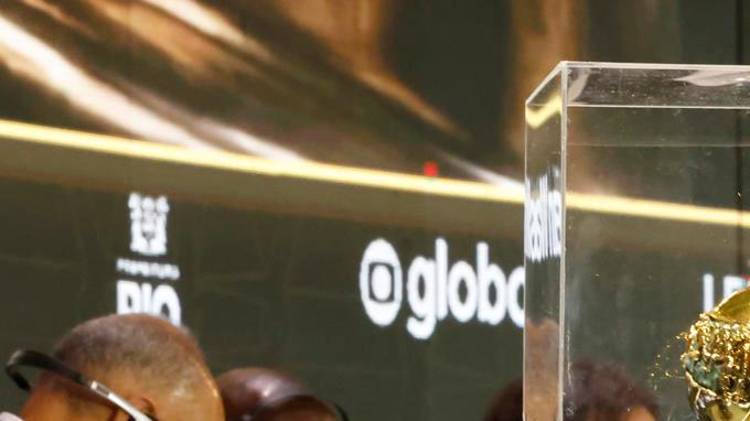 AME1322. RIO DE JANEIRO (BRASIL), 02/02/2026.- Fotografía que muestra el trofeo de la Copa Mundial de Leyendas (WLC) este lunes, durante la presentación en la casa de espectáculos Roxy, en Río de Janeiro (Brasil). EFE/ Antonio Lacerda