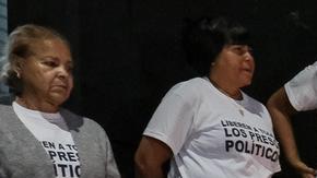 Familiares de presos políticos realizan una vigilia y rezan frente a la prisión de El Helicoide, considerada un centro de torturas, en Caracas.