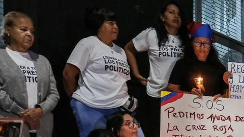 Familiares de presos políticos realizan una vigilia y rezan frente a la prisión de El Helicoide, considerada un centro de torturas, en Caracas.