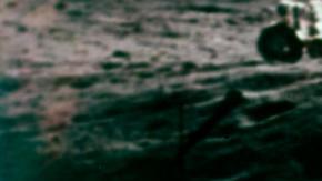 Charles Duke en la superficie lunar: las misiones Apolo aterrizaron en zonas con rocas magnéticas excepcionales.