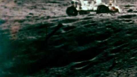 Charles Duke en la superficie lunar: las misiones Apolo aterrizaron en zonas con rocas magnéticas excepcionales.