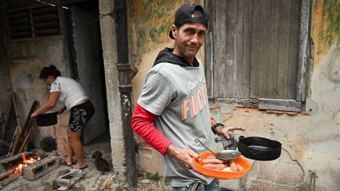 "Cocinamos con carbón y leña para 3 familias del barrio": cómo viven los cubanos el mayor racionamiento de combustible en décadas y en qué se parece al Periodo Especial