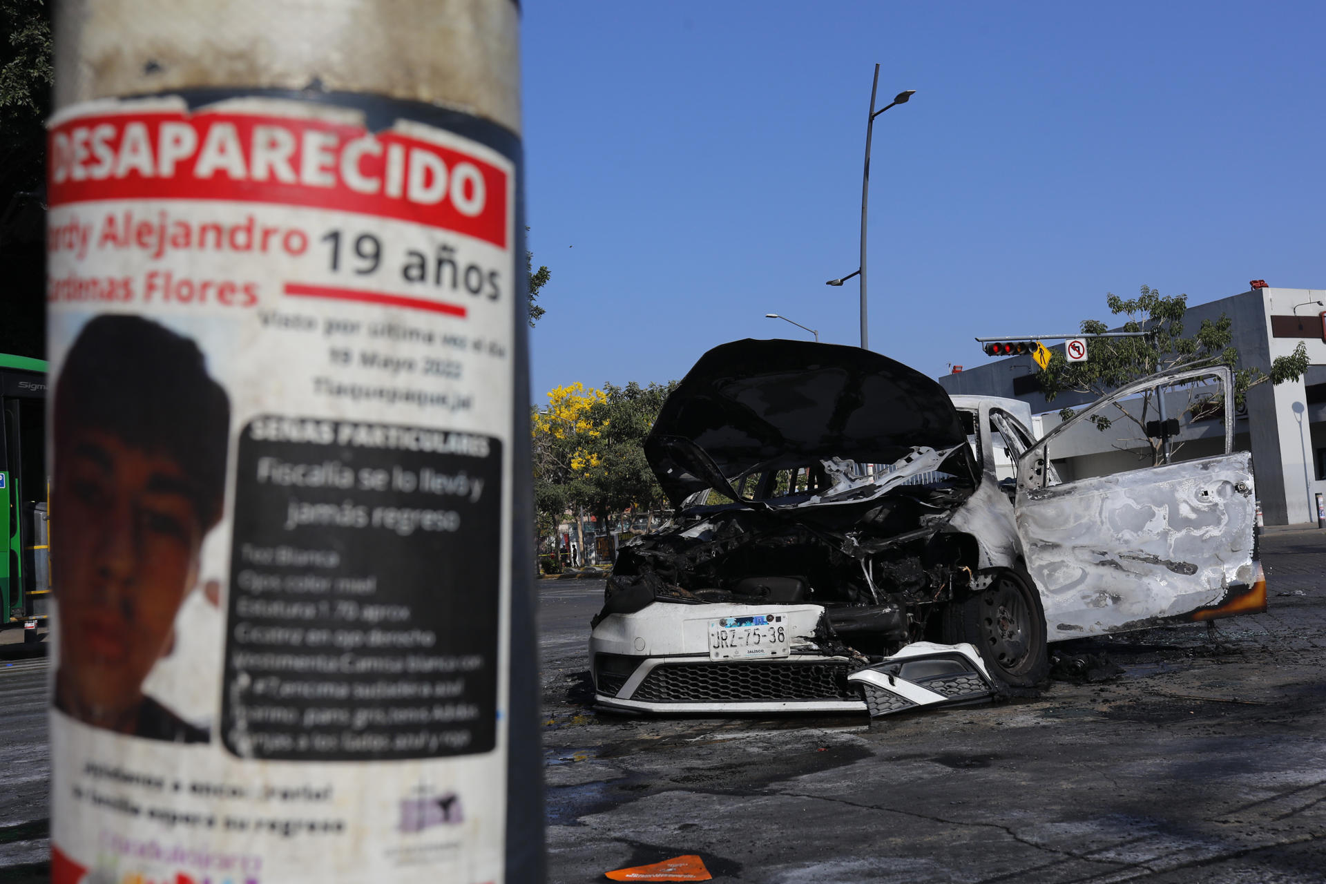 Supuestos integrantes del crimen organizado bloquearon distintas vías de los estados de Jalisco y Michoacán (oeste de México) con vehículos incendiados, en medio de enfrentamientos con fuerzas federales de seguridad que realizaban un operativo en la zona, según reportaron las autoridades. EFE/ Francisco Guasco