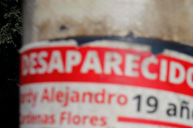 Supuestos integrantes del crimen organizado bloquearon distintas vías de los estados de Jalisco y Michoacán (oeste de México) con vehículos incendiados, en medio de enfrentamientos con fuerzas federales de seguridad que realizaban un operativo en la zona, según reportaron las autoridades. EFE/ Francisco Guasco