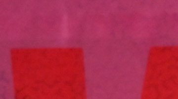 Isabella Jubrey (izq.) y Edward Jordan (der.) posan con Diana Flores (centro), estrella internacional del flag football, luego de ser premiados como ganadores nacionales de los NFL Latino Youth Honors 2026 en San Francisco.