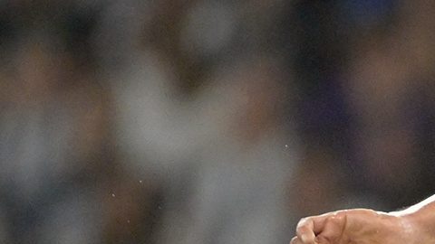 AME9443. GUADALUPE (MÉXICO), 28/02/2026.- Ricardo Chavez (i) de Monterrey disputa el balón con Rodolfo Rotondi de Cruz Azul este sábado, en un partido de la Liga MX entre Monterrey y Cruz Azul, en el estadio BBVA en Guadalupe (México). EFE/ Miguel Sierra