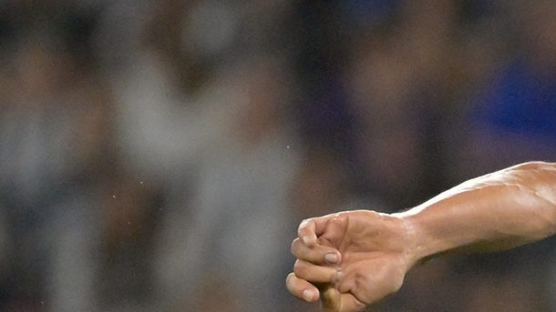 AME9443. GUADALUPE (MÉXICO), 28/02/2026.- Ricardo Chavez (i) de Monterrey disputa el balón con Rodolfo Rotondi de Cruz Azul este sábado, en un partido de la Liga MX entre Monterrey y Cruz Azul, en el estadio BBVA en Guadalupe (México). EFE/ Miguel Sierra