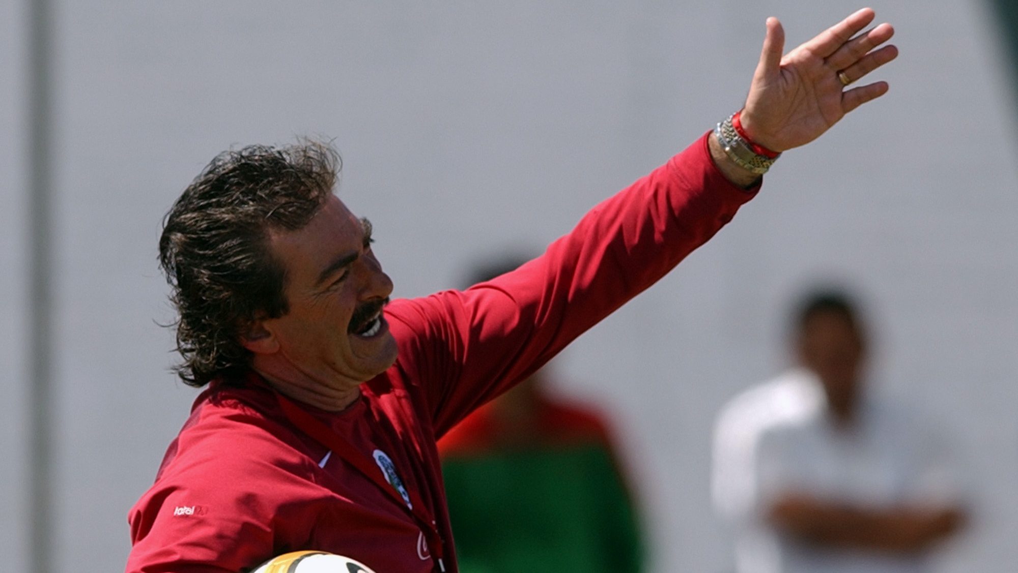 Ricardo La Volpe aplaude a las Chivas de Milito y cuestiona convocatoria del “Vasco” Aguirre