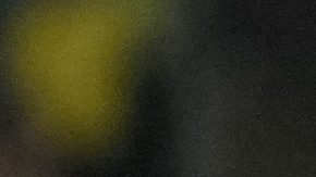 Raphael Veiga disputa un balón con Ángel Di María durante un partido de eliminatorias mundialistas.