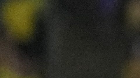 Raphael Veiga disputa un balón con Ángel Di María durante un partido de eliminatorias mundialistas.