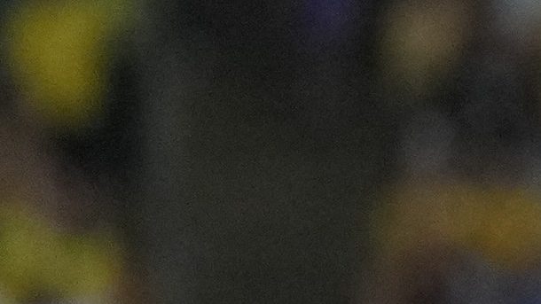 Raphael Veiga disputa un balón con Ángel Di María durante un partido de eliminatorias mundialistas.