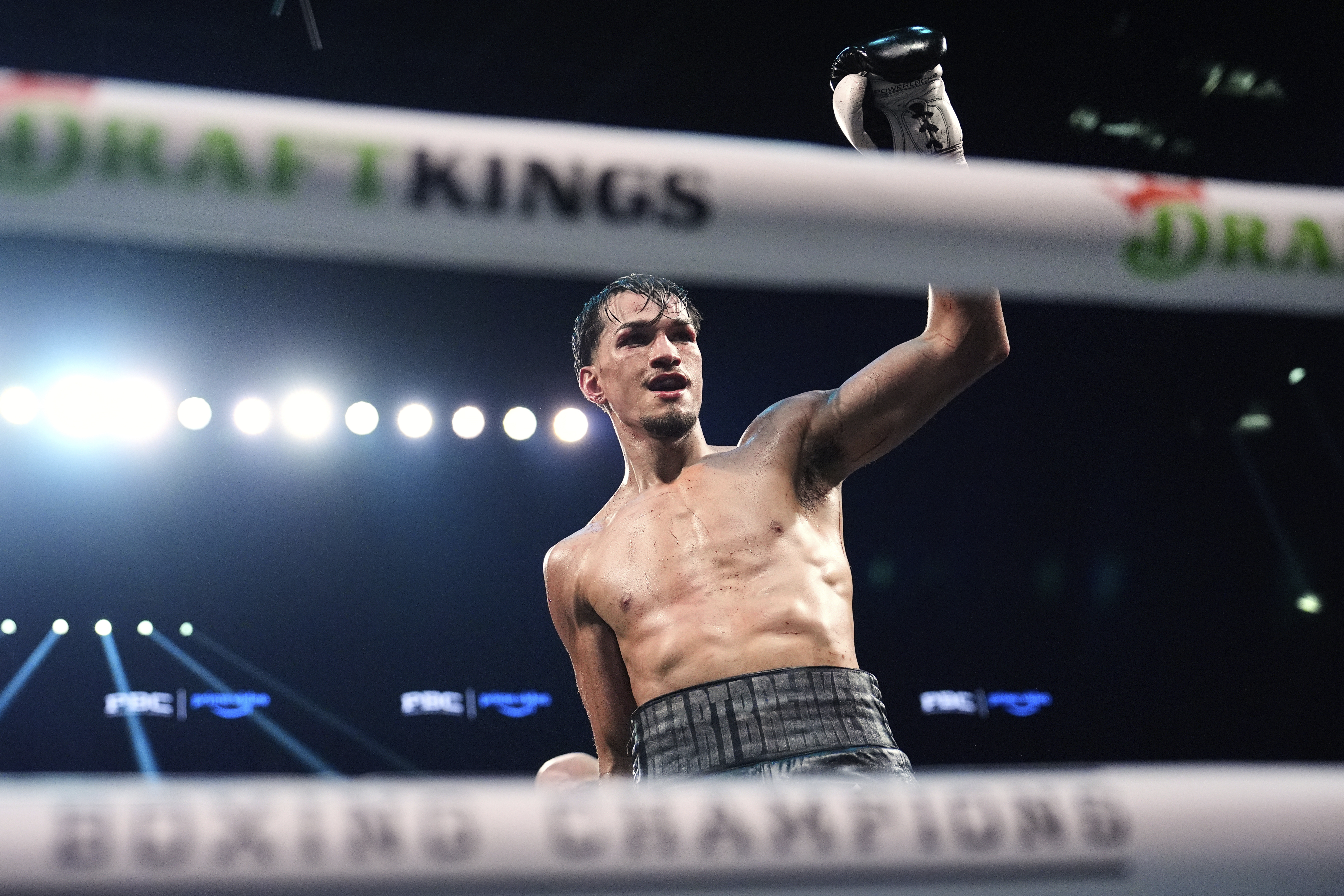 Brandon Figueroa se coronó con brutal nocaut en el último segundo