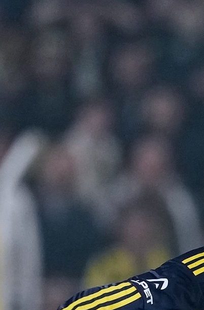 Galatasaray's Victor Osimhen, right, tussles for the ball with Fenerbahce's Edson Alvarez during a Turkish Super Lig soccer match between Fenerbahce and Galatasaray, in Istanbul, Turkey, Monday, Dec. 1, 2025. (AP Photo/Khalil Hamra)