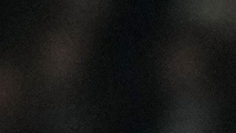 Raúl Jiménez pelea un balón aéreo con Conor Bradley, del Liverpool.