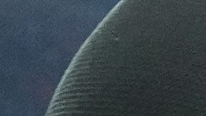 Nik Bonitto celebra el triunfo sobre los Buffalo Bills en los playoffs.