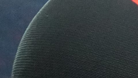 Nik Bonitto celebra el triunfo sobre los Buffalo Bills en los playoffs.