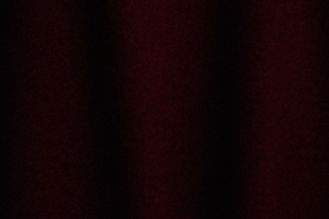 Matthew Stafford, quarterback estrella de los Rams, posa con su trofeo de Jugador Más Valioso (MVP) de la NFL durante la ceremonia de los NFL Honors realizada en San Francisco.