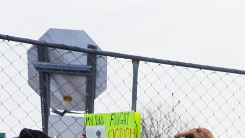 Manifestantes en Minnesota presionaron contra operativos de ICE.