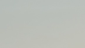 Un hombre pasea a su perro por la bahía de La Habana, donde el buque Papaloapan de la Armada de México, que transporta ayuda, llega a Cuba el jueves 12 de febrero de 2026.