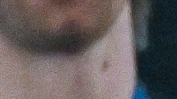 Connor Hellebuyck posa al frente del equipo de hockey durante su visita al Capitolio.