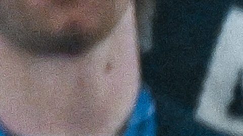 Connor Hellebuyck posa al frente del equipo de hockey durante su visita al Capitolio.