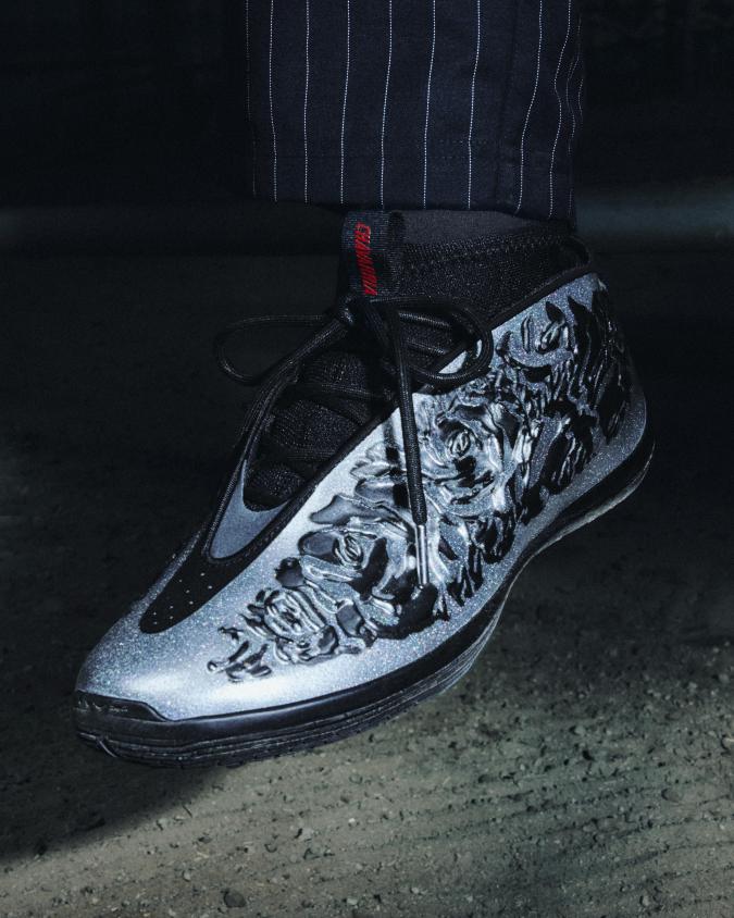 Sneaker Adidas Forum de la colección Willy Chavarria con estampado floral y agujetas personalizadas