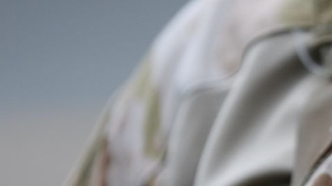 Un agente de Aduanas y Protección Fronteriza frente a las instalaciones del Servicio de Inmigración y Control de Aduanas.