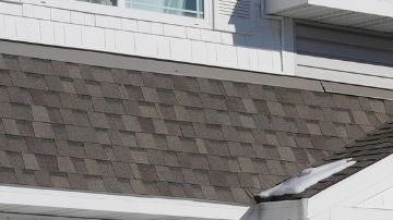 Agentes federales tocan a la puerta de una vivienda como parte de sus redadas.