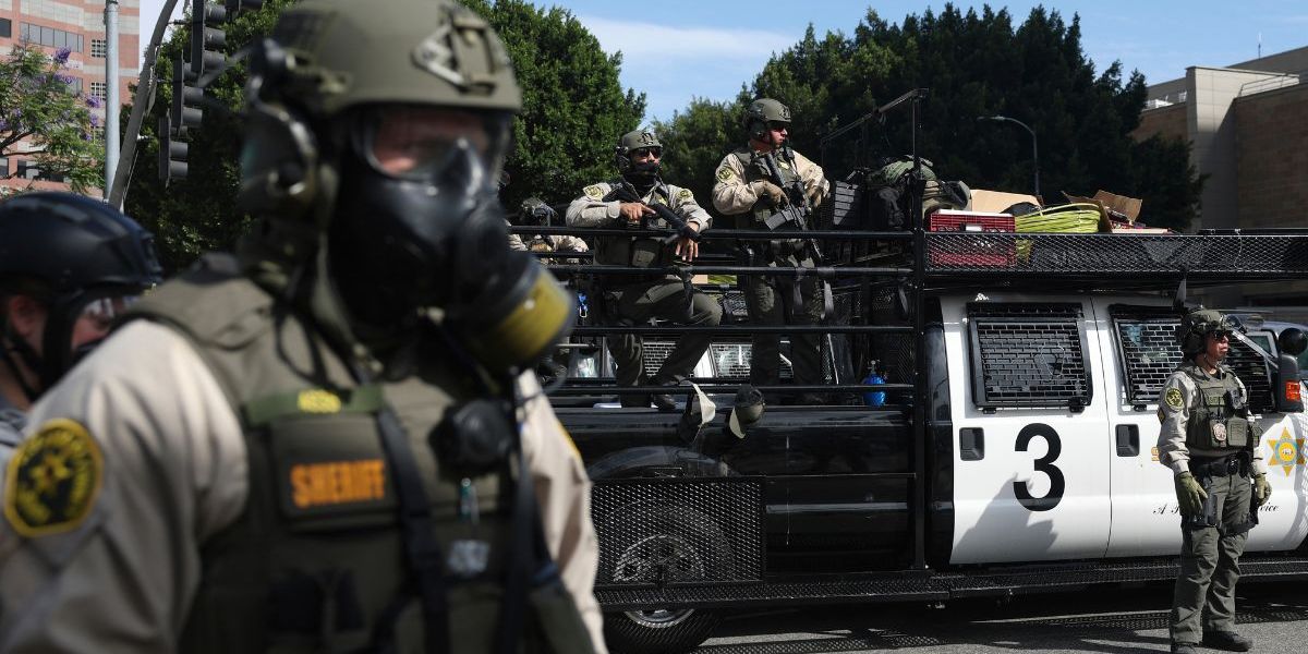 Agentes del orden público montan guardia durante una protesta en Los Ángeles.