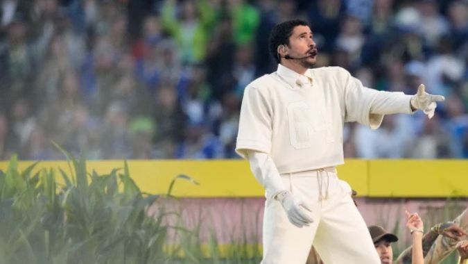 Bad Bunny en la Ford F-250 1968