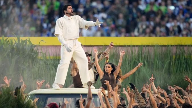 Bad Bunny en la Ford F-250 1968