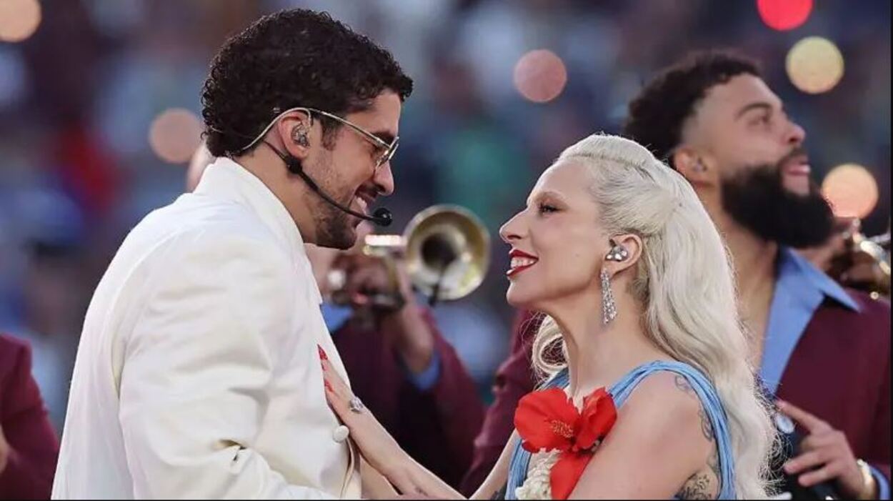 Bad Bunny y Lady Gaga bailando en el escenario con instrumentos de salsa
