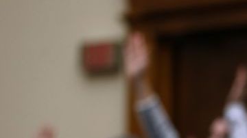 Bondi durante una audiencia por el caso Epstein.